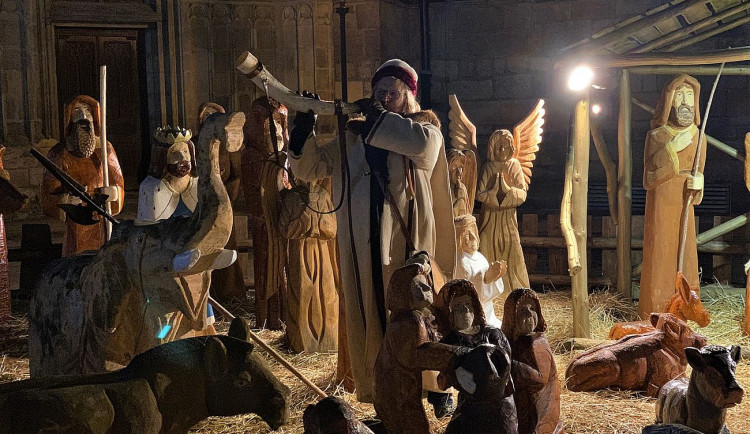 Dobrou náladu na značně prořídlých trzích předává lidem plzeňský ponocný