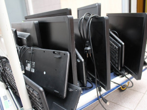 Vyřazené počítače z univerzity pomohou v pěstounských rodinách