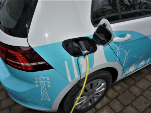 Nabíjecí stanici vybudoval pro návštěvníky a klienty s elektromobily MO Plzeň 3