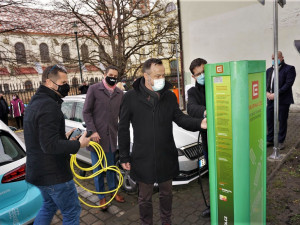 Nabíjecí stanici vybudoval pro návštěvníky a klienty s elektromobily MO Plzeň 3