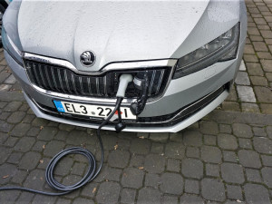 Nabíjecí stanici vybudoval pro návštěvníky a klienty s elektromobily MO Plzeň 3