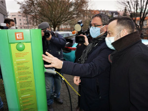 Nabíjecí stanici vybudoval pro návštěvníky a klienty s elektromobily MO Plzeň 3