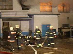 Od štědrovečerní večere rovnou k obřímu požáru sklárny, na Vánoce 2009 vzpomínají i novináři