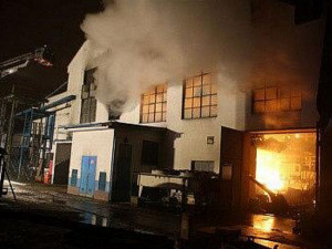 Od štědrovečerní večere rovnou k obřímu požáru sklárny, na Vánoce 2009 vzpomínají i novináři