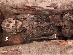 Unikátní objev v klatovských katakombách! Archeologové tam nečekaně našli pohřbené tělo
