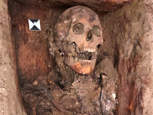 Unikátní objev v klatovských katakombách! Archeologové tam našli pohřbené tělo