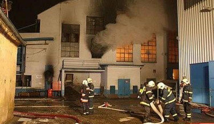 Od štědrovečerní večere rovnou k obřímu požáru sklárny, na Vánoce 2009 vzpomínají i novináři
