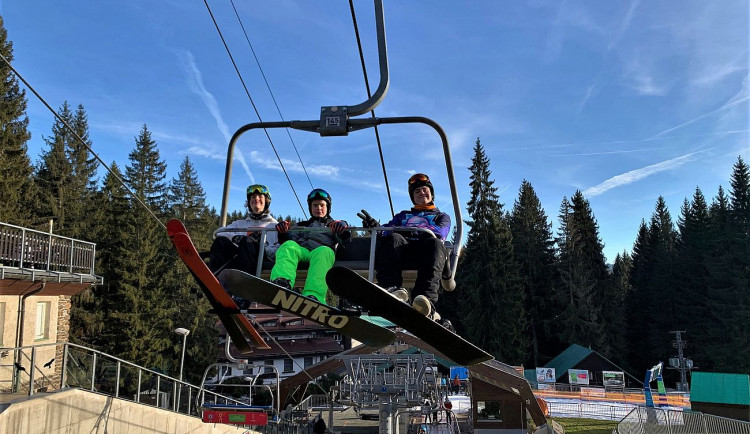 O víkendu se lyžovalo také na šumavském Špičáku, kde byla k dispozici uměle zasněžená sjezdovka