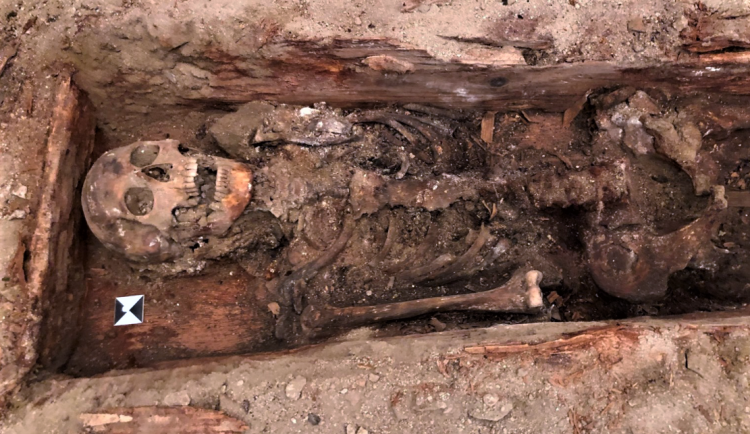 Archeologové našli v klatovských katakombách při snižování podlahy krypty pohřbené tělo