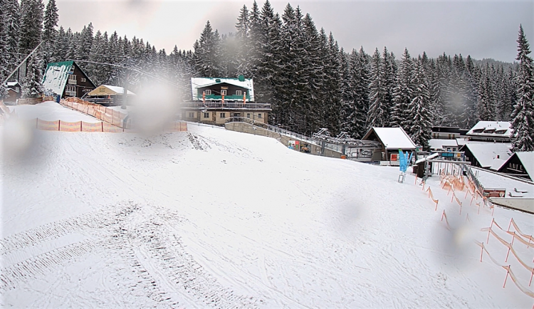 Podle web kamery to takto na šumavském Špičáku vypadalo dnes odpoledne