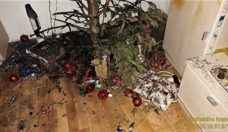 Od prskavky vzplál v Plzni vánoční stromek, požár se pak rozšířil na zařízení bytu