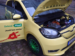 Také plzeňský magistrát rozšířil svůj vozový park nákupem prvního elektromobilu