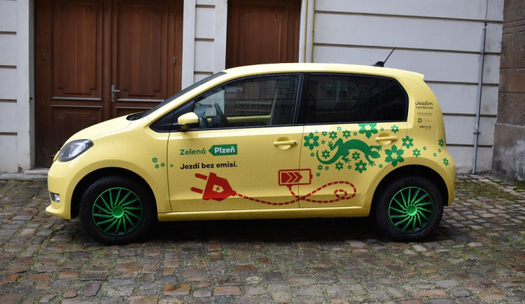 Také plzeňský magistrát rozšířil svůj vozový park nákupem prvního elektromobilu