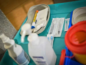 Zdravotníci v Plzeňském kraji na vakcínu proti koronaviru zatím čekají