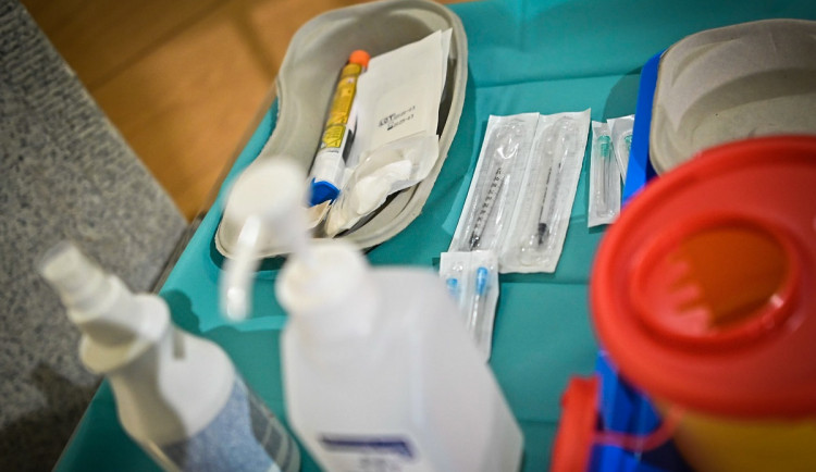 Zdravotníci v Plzeňském kraji na vakcínu proti koronaviru zatím čekají