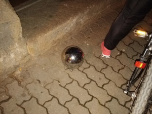 O co, že neukradneš ozdobu ze stromečku! Z jedné sázky se vyklubaly dvě pokuty