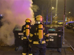 Porušení zákazu vycházení i hořící popelnice, takový byl příchod nového roku
