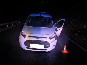 Viník nehody utekl od havarovaného vozidla po srážce s dodávkou, hledá ho policie