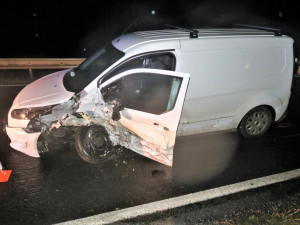 Viník nehody utekl od havarovaného vozidla po srážce s dodávkou, hledá ho policie