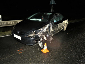 Viník nehody utekl od havarovaného vozidla po srážce s dodávkou, hledá ho policie