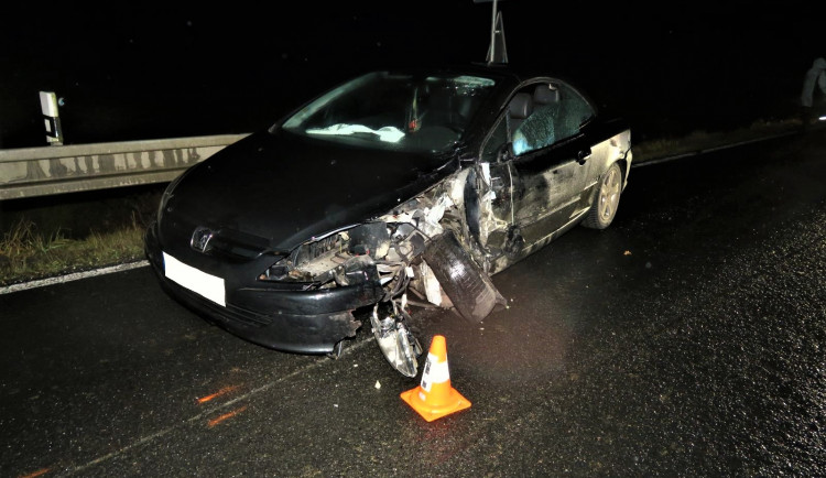 Takto dopadlo vozidlo viníka nehody, který od svého vozu zbaběle utekl