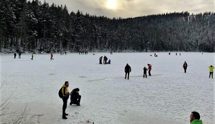 Lidé vzali Čertovo jezero útokem a udělali si na nepřístupném místě kluziště