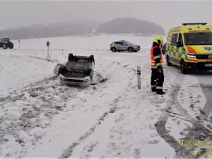 Silnice zasypal mokrý sníh, na Klatovsku vyjížděli záchranáři k vážné nehodě