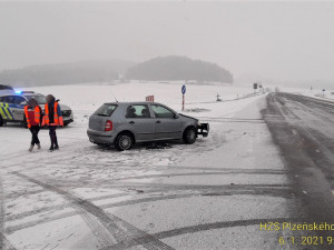 Silnice zasypal mokrý sníh, na Klatovsku vyjížděly záchranáři k vážné nehodě