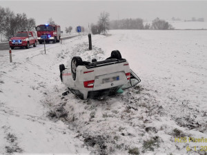 Silnice zasypal mokrý sníh, na Klatovsku vyjížděly záchranáři k vážné nehodě
