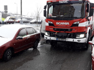 Hasiči se nemohli dostat k zásahu, bránila jim v tom zaparkovaná auta