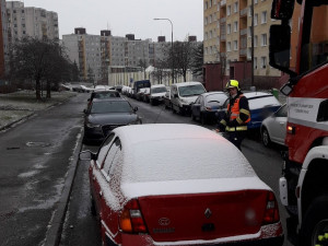 Hasiči se nemohli dostat k zásahu, bránila jim v tom zaparkovaná auta