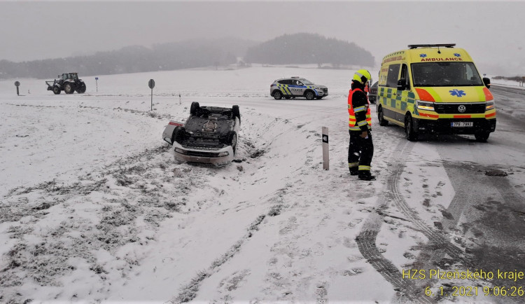 Silnice zasypal mokrý sníh, na Klatovsku vyjížděly záchranáři k vážné nehodě