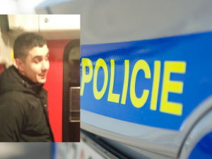 Obnažený muž onanoval před cestující ve vlakovém kupé, teď ho hledá policie