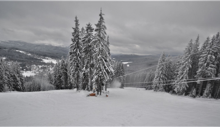 Tak to dnes vypadalo v horní části sjezdovek na Špičáku, kde byla v provozu i sněžná děla