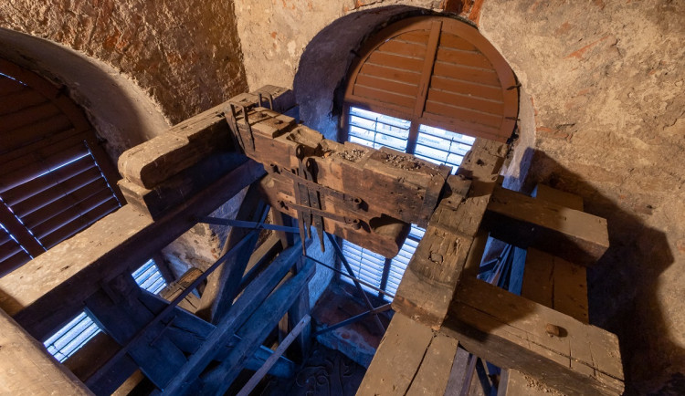 Po více než sto letech se do věže kostela v Touškově vrátí zvon