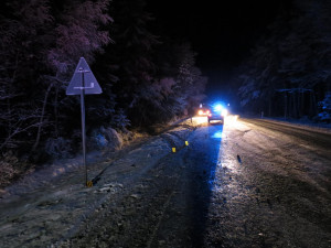 Po nezvládnuté jízdě na kluzké silnici skončily na střeše se svými vozy dvě mladé řidičky