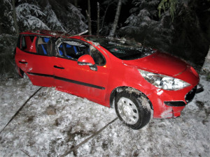 Po nezvládnuté jízdě na kluzké silnici skončily na střeše se svými vozy dvě mladé řidičky