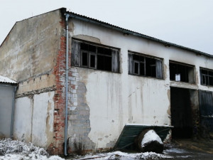 Děti založily požár ve stodole plné balíků sena, plameny se snažily zlikvidovat hasičáky