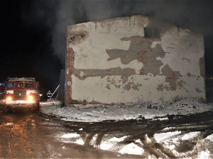 Hasiči zasahují u požáru stodoly s uskladněným senem
