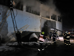 Hasiči zasahují u požáru stodoly s uskladněným senem