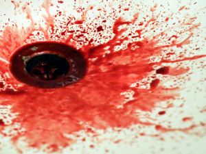 Policie vyšetřuje krvavý silvestrovský incident, žena ukousla při hádce partnerovi část nosu