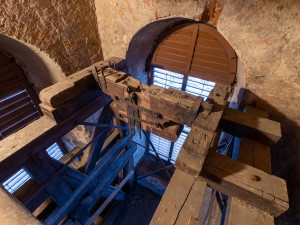 Po více než sto letech se do věže kostela v Touškově vrátí zvon