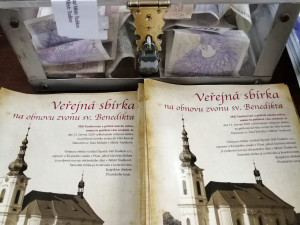 Po více než sto letech se do věže kostela v Touškově vrátí zvon