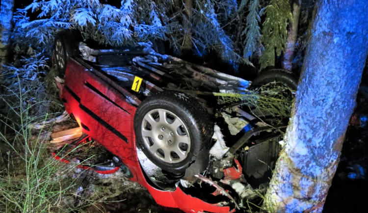 Poblíž Úněšova havaroval tento vůz, po střetu s návěsem náklaďáku skončil převrácený v příkopu