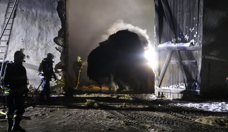 Hasiči zasahují u požáru stodoly s uskladněným senem