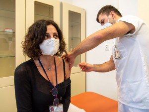 První záchranáře začne od neděle očkovat plzeňská fakultní nemocnice