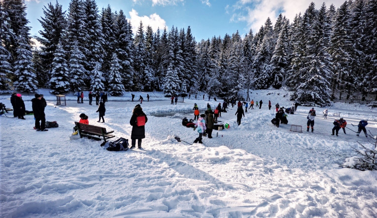 Hasiči ze Železné Rudy nabádají k opatrnosti i bruslaře na vodní nádrži Žabáky
