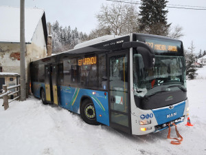 Traktor spěchal vytáhnout autobus zapadlý do závěje, cestou naboural jiný autobus