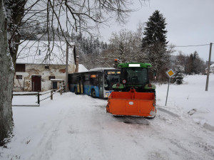 Traktor spěchal vytáhnout autobus zapadlý do závěje, cestou naboural jiný autobus