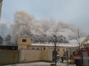 Hasiči zasahují u požáru bývalého pivovaru